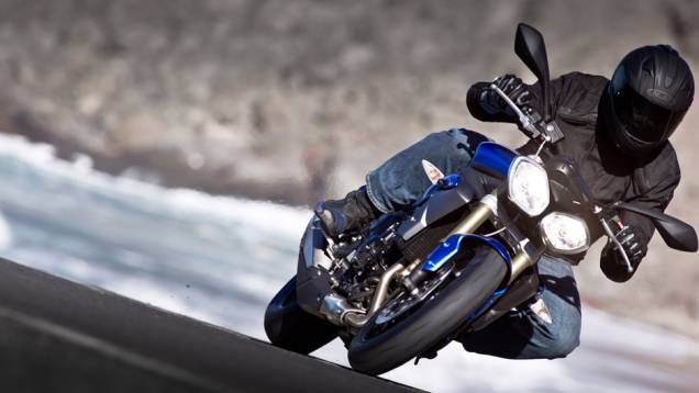 Seu motor é refrigerado à água e possui 12 válvulas, três cilindros e 675 cc | <a href="https://preprod.quatrorodas.abril.com.br/moto/noticias/triumph-lanca-daytona-675r-street-triple-741449.shtml" rel="migration">Leia mais</a> Seu motor é refrigerado à água e possui 12 válvulas, três cilindros e 675 cc | <a href="https://preprod.quatrorodas.abril.com.br/moto/noticias/triumph-lanca-daytona-675r-street-triple-741449.shtml" rel="migration">Leia mais</a>