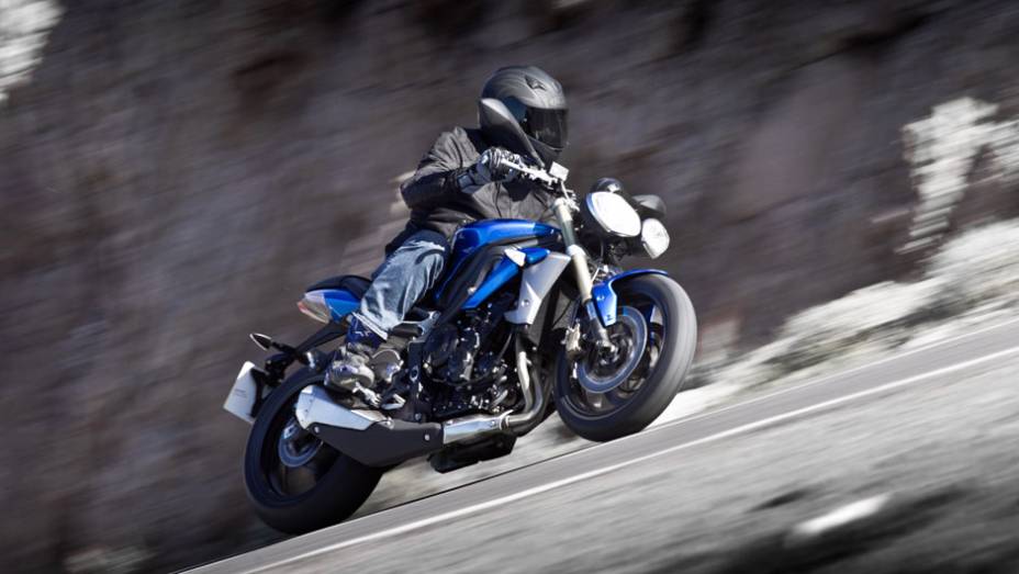 Seu torque máximo é de 6,12 mkgf a 8.300 rpm | <a href="https://preprod.quatrorodas.abril.com.br/moto/noticias/triumph-lanca-daytona-675r-street-triple-741449.shtml" rel="migration">Leia mais</a>