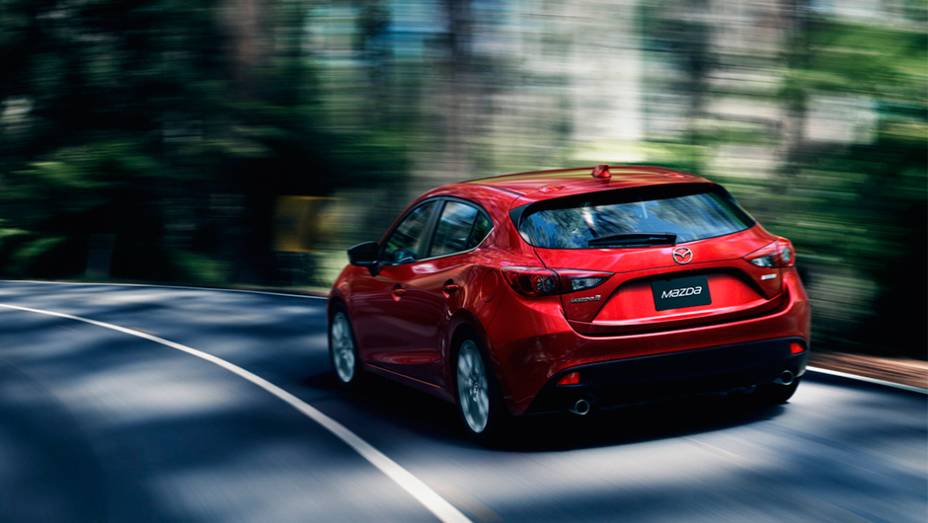 O hatch, que é o modelo mais vendido globalmente pela marca japonesa, foi reformulado e teve suas dimensões alteradas | <a href="https://preprod.quatrorodas.abril.com.br/saloes/frankfurt/2013/mazda3-752102.shtml" rel="migration">Leia mais</a>