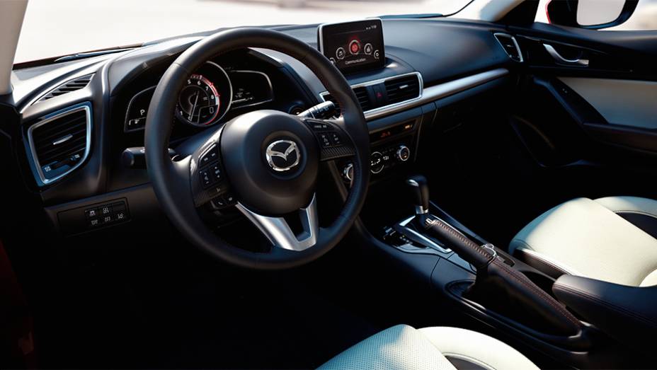As duas variantes podem ser selecionadas com c&acirc;mbio manual de seis marchas ou c&acirc;mbio autom&aacute;tico de seis marchas | <a href="https://preprod.quatrorodas.abril.com.br/saloes/frankfurt/2013/mazda3-752102.shtml" rel="migration">Leia mais</a>