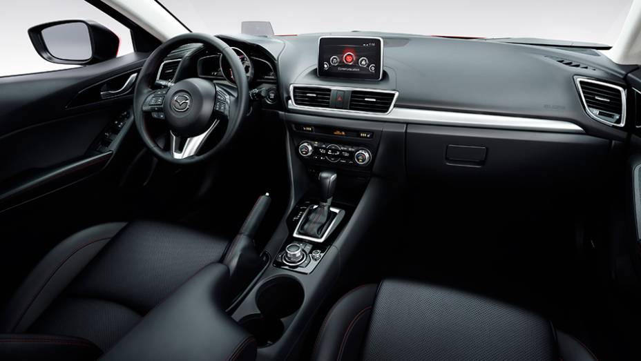 Dentro da cabine, a novidade fica por conta do Active Driving Display, dispositivo que mostra informa&ccedil;&otilde;es como velocidade do carro e instru&ccedil;&otilde;es para navega&ccedil;&atilde;o GPS | <a href="https://preprod.quatrorodas.abril.com.br/saloes/frankfurt/2013/mazda3-752102.shtml" rel="migration">Leia m</a>