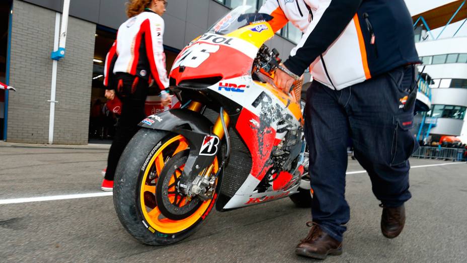 Moto de Dani Pedrosa após queda | <a href="https://preprod.quatrorodas.abril.com.br/moto/noticias/motogp-crutchlow-conquista-pole-assen-745300.shtml" rel="migration">Leia mais</a>