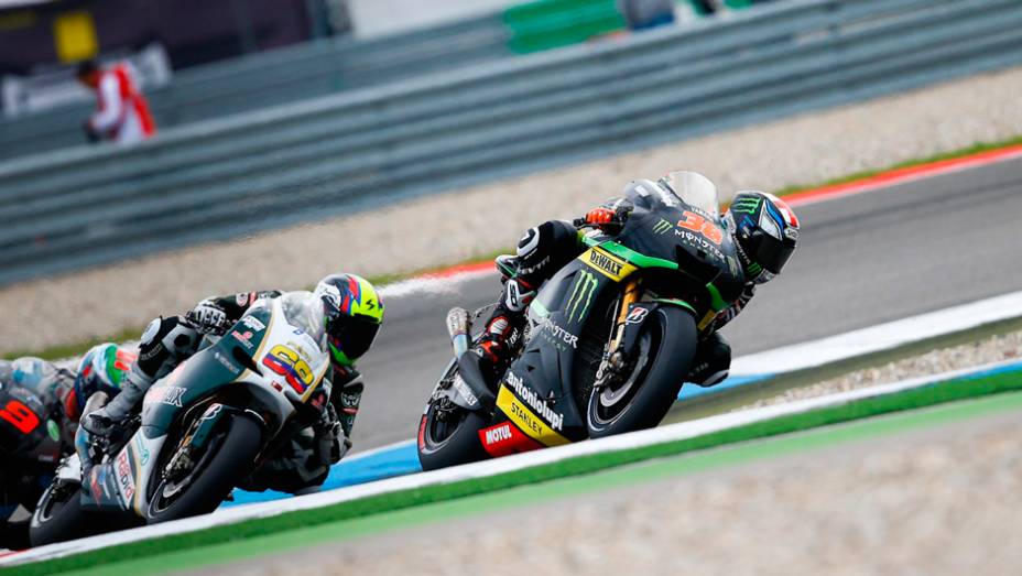 Bradley Smith garantiu o sexto lugar no grid de largada | <a href="https://preprod.quatrorodas.abril.com.br/moto/noticias/motogp-crutchlow-conquista-pole-assen-745300.shtml" rel="migration">Leia mais</a>