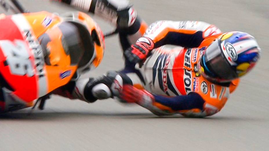 Queda de Dani Pedrosa | <a href="https://preprod.quatrorodas.abril.com.br/moto/noticias/motogp-crutchlow-conquista-pole-assen-745300.shtml" rel="migration">Leia mais</a>