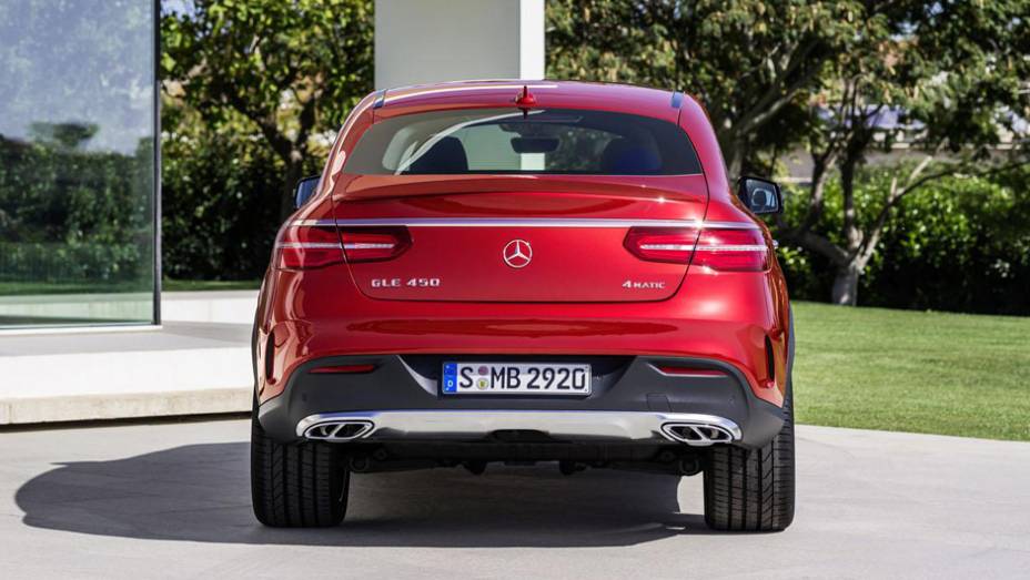 Carro tem porte de BMW X6, mas clara identidade visual da Mercedes | <a href="https://preprod.quatrorodas.abril.com.br/noticias/fabricantes/mercedes-divulga-oficialmente-nova-gle-820013.shtml" rel="migration">Leia mais</a>