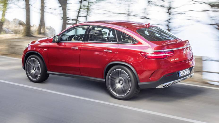 Objetivo é claro: bater a BMW X6 | <a href="https://preprod.quatrorodas.abril.com.br/noticias/fabricantes/mercedes-divulga-oficialmente-nova-gle-820013.shtml" rel="migration">Leia mais</a>