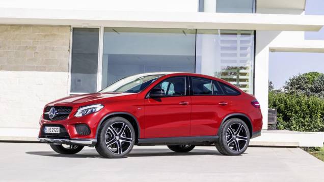 Sistema de suspensão inteligente diminui altura do carro em altas velocidades | <a href="https://preprod.quatrorodas.abril.com.br/noticias/fabricantes/mercedes-divulga-oficialmente-nova-gle-820013.shtml" rel="migration">Leia mais</a> Sistema de suspensão inteligente diminui altura do carro em altas velocidades | <a href="https://preprod.quatrorodas.abril.com.br/noticias/fabricantes/mercedes-divulga-oficialmente-nova-gle-820013.shtml" rel="migration">Leia mais</a>