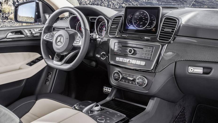 Interior é luxuoso e esportivo com acabamento em fibra de carbono | <a href="https://preprod.quatrorodas.abril.com.br/noticias/fabricantes/mercedes-divulga-oficialmente-nova-gle-820013.shtml" rel="migration">Leia mais</a>
