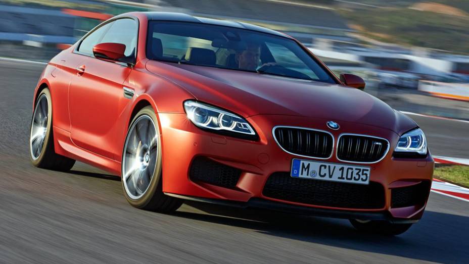 Foco principal das mudanças foi no para-choque e faróis dianteiros | <a href="https://preprod.quatrorodas.abril.com.br/noticias/saloes/detroit-2015/bmw-apresenta-nova-familia-serie-6-820099.shtml" rel="migration">Leia mais</a>