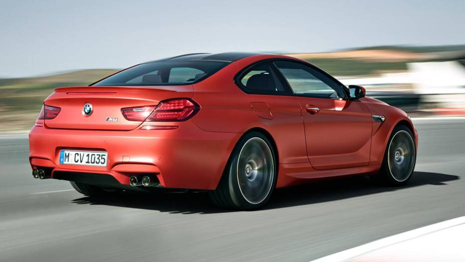 Na parte de trás o retoque foi no para-choque | <a href="https://preprod.quatrorodas.abril.com.br/noticias/saloes/detroit-2015/bmw-apresenta-nova-familia-serie-6-820099.shtml" rel="migration">Leia mais</a>