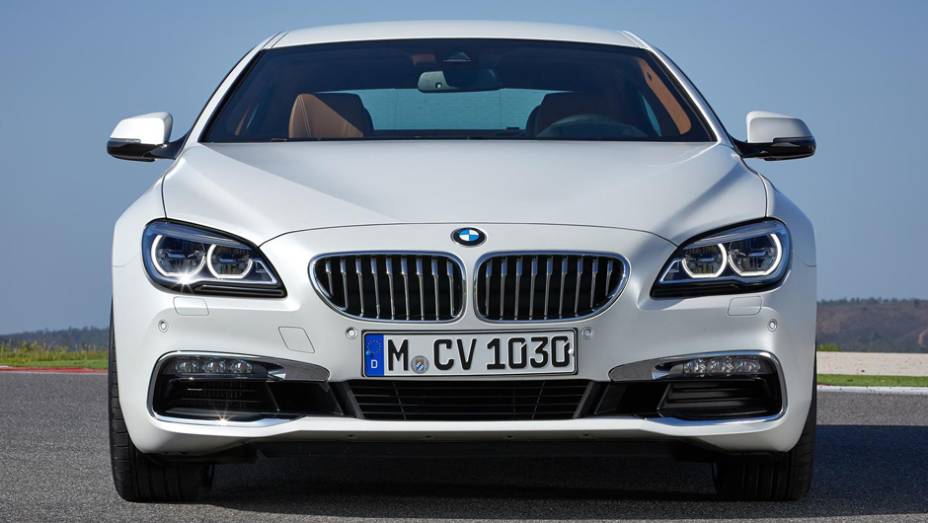 Porte e elegância continuam no modelo da BMW | <a href="https://preprod.quatrorodas.abril.com.br/noticias/saloes/detroit-2015/bmw-apresenta-nova-familia-serie-6-820099.shtml" rel="migration">Leia mais</a>