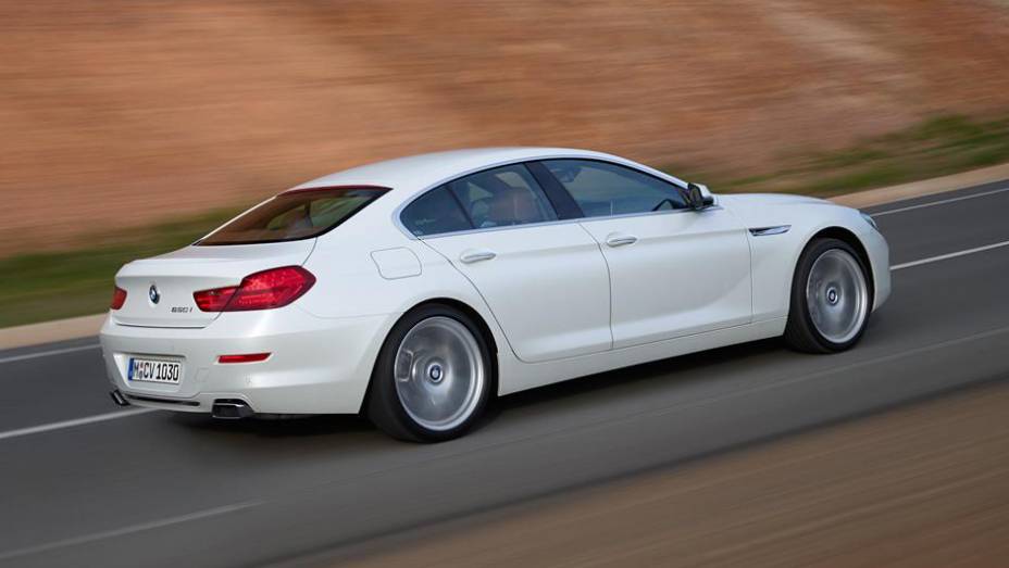 Série 6 não sofreu alterações técnicas | <a href="https://preprod.quatrorodas.abril.com.br/noticias/saloes/detroit-2015/bmw-apresenta-nova-familia-serie-6-820099.shtml" rel="migration">Leia mais</a>