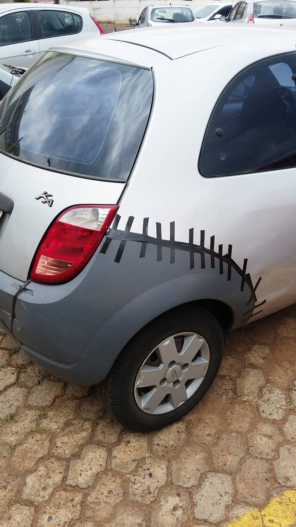 Viva voz Para impressionar as garotas do bairro, o Ford Ka gosta de exibir por aí a cicatriz que acabou de ganhar