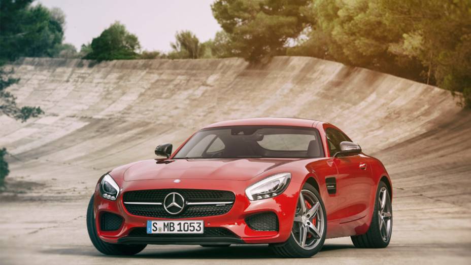 Depois de divulgar uma série de teasers nas últimas semanas, a Mercedes-Benz revelou o AMG GT | <a href="https://preprod.quatrorodas.abril.com.br/noticias/saloes/paris-2014/mercedes-benz-revela-amg-gt-799359.shtml" rel="migration">Leia mais</a>