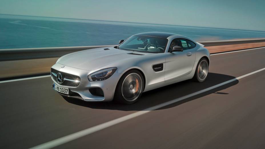 O peso total é estimado entre 1.540 e 1.570 kg | <a href="https://preprod.quatrorodas.abril.com.br/noticias/saloes/paris-2014/mercedes-benz-revela-amg-gt-799359.shtml" rel="migration">Leia mais</a>