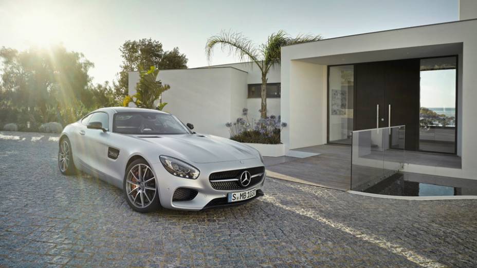 Na versão GT S, o esportivo poderá acelerar de 0 a 100 km/h em 3,8 segundos | <a href="https://preprod.quatrorodas.abril.com.br/noticias/saloes/paris-2014/mercedes-benz-revela-amg-gt-799359.shtml" rel="migration">Leia mais</a>