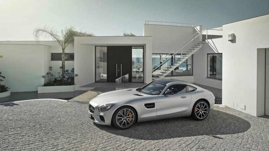 A velocidade máxima alcançada é de 310 km/h | <a href="https://preprod.quatrorodas.abril.com.br/noticias/saloes/paris-2014/mercedes-benz-revela-amg-gt-799359.shtml" rel="migration">Leia mais</a>