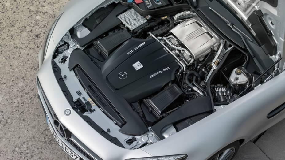 Sob o capô, o AMG GT é equipado com um novíssimo motor 4.0 V8 biturbo | <a href="https://preprod.quatrorodas.abril.com.br/noticias/saloes/paris-2014/mercedes-benz-revela-amg-gt-799359.shtml" rel="migration">Leia mais</a>