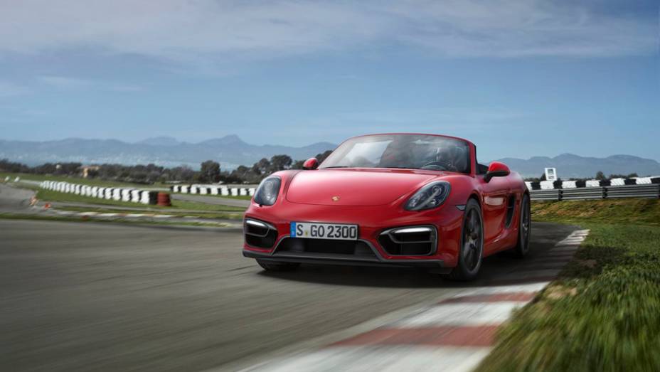 A Porsche lançou a versão GTS do Boxster. | <a href="https://preprod.quatrorodas.abril.com.br/noticias/fabricantes/porsche-lanca-boxster-gts-cayman-gts-777156.shtml" rel="migration">Leia mais</a>