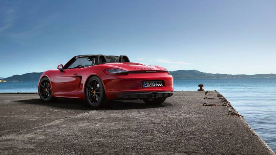 O modelo tem 330 cavalos de potência. | <a href="https://preprod.quatrorodas.abril.com.br/noticias/fabricantes/porsche-lanca-boxster-gts-cayman-gts-777156.shtml" rel="migration">Leia mais</a>