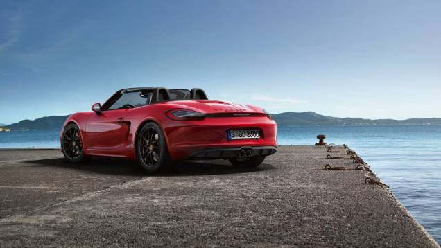 O modelo tem 330 cavalos de potência. | <a href="https://preprod.quatrorodas.abril.com.br/noticias/fabricantes/porsche-lanca-boxster-gts-cayman-gts-777156.shtml" rel="migration">Leia mais</a> O modelo tem 330 cavalos de potência. | <a href="https://preprod.quatrorodas.abril.com.br/noticias/fabricantes/porsche-lanca-boxster-gts-cayman-gts-777156.shtml" rel="migration">Leia mais</a>
