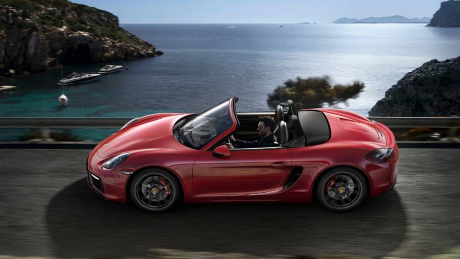 Chega aos 100 km/h em apenas 4,7 segundos e atinge 281 km/h. | <a href="https://preprod.quatrorodas.abril.com.br/noticias/fabricantes/porsche-lanca-boxster-gts-cayman-gts-777156.shtml" rel="migration">Leia mais</a>