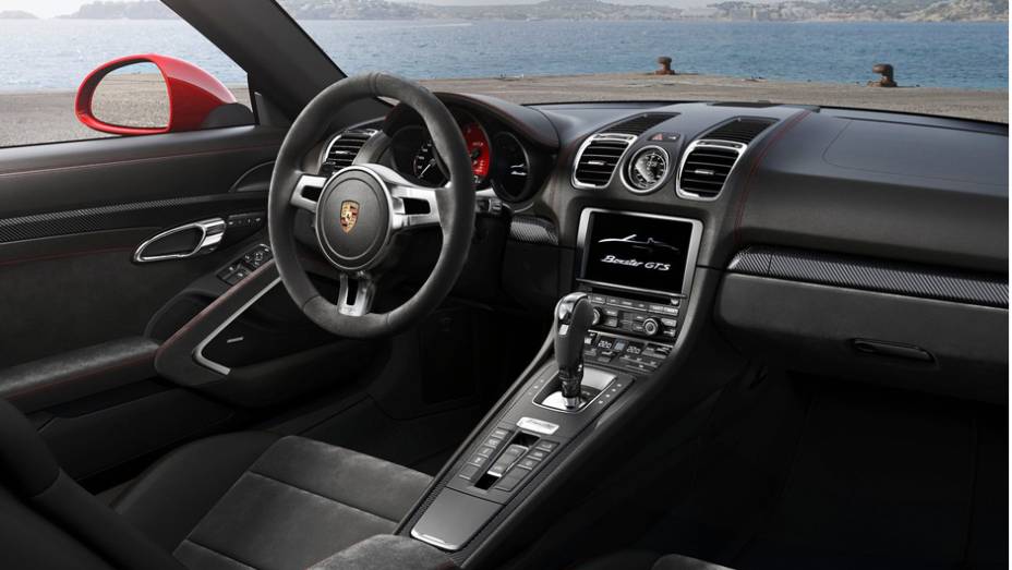 O interior têm com bancos esportivos e estofados em couro de Alcantara. | <a href="https://preprod.quatrorodas.abril.com.br/noticias/fabricantes/porsche-lanca-boxster-gts-cayman-gts-777156.shtml" rel="migration">Leia mais</a>