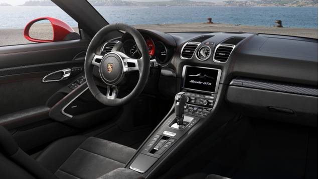 O interior têm com bancos esportivos e estofados em couro de Alcantara. | <a href="https://preprod.quatrorodas.abril.com.br/noticias/fabricantes/porsche-lanca-boxster-gts-cayman-gts-777156.shtml" rel="migration">Leia mais</a> O interior têm com bancos esportivos e estofados em couro de Alcantara. | <a href="https://preprod.quatrorodas.abril.com.br/noticias/fabricantes/porsche-lanca-boxster-gts-cayman-gts-777156.shtml" rel="migration">Leia mais</a>