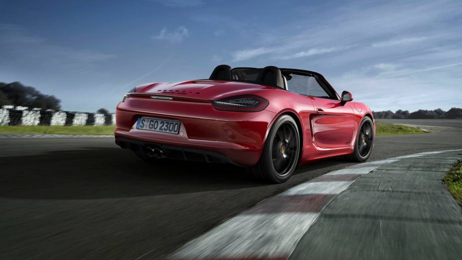 O Boxster vêm com o pacote Sport Chrono, que dá uma combinação mais esportiva para o modelo. | <a href="https://preprod.quatrorodas.abril.com.br/noticias/fabricantes/porsche-lanca-boxster-gts-cayman-gts-777156.shtml" rel="migration">Leia mais</a>