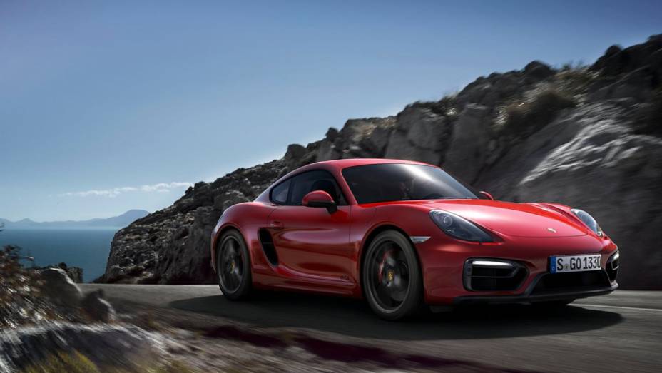 A Porsche lançou a versão GTS do Cayman. | <a href="https://preprod.quatrorodas.abril.com.br/noticias/fabricantes/porsche-lanca-boxster-gts-cayman-gts-777156.shtml" rel="migration">Leia mais</a>