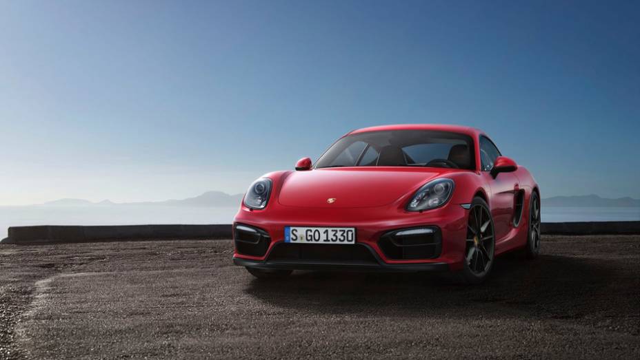 O modelo tem 340 cavalos de potência. | <a href="https://preprod.quatrorodas.abril.com.br/noticias/fabricantes/porsche-lanca-boxster-gts-cayman-gts-777156.shtml" rel="migration">Leia mais</a>