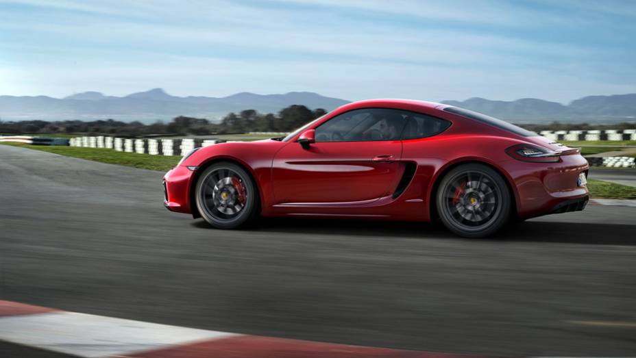 Chega aos 100 km/h em apenas 4,6 segundos e atinge 284 km/h. | <a href="https://preprod.quatrorodas.abril.com.br/noticias/fabricantes/porsche-lanca-boxster-gts-cayman-gts-777156.shtml" rel="migration">Leia mais</a>