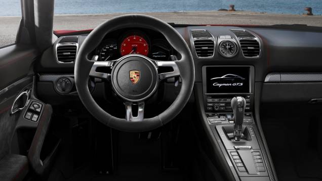 O interior têm com bancos esportivos e estofados em couro de Alcantara. | <a href="https://preprod.quatrorodas.abril.com.br/noticias/fabricantes/porsche-lanca-boxster-gts-cayman-gts-777156.shtml" rel="migration">Leia mais</a> O interior têm com bancos esportivos e estofados em couro de Alcantara. | <a href="https://preprod.quatrorodas.abril.com.br/noticias/fabricantes/porsche-lanca-boxster-gts-cayman-gts-777156.shtml" rel="migration">Leia mais</a>