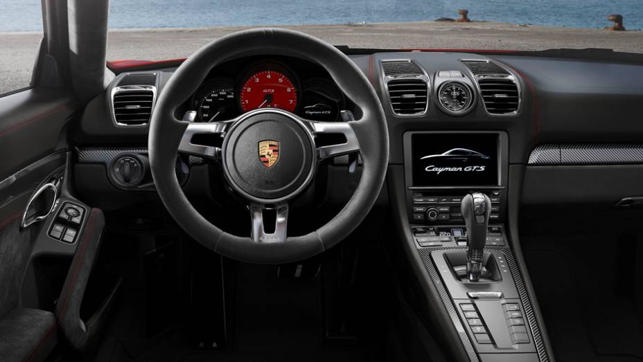 O interior t&ecirc;m com bancos esportivos e estofados em couro de Alcantara. | <a href="https://preprod.quatrorodas.abril.com.br/noticias/fabricantes/porsche-lanca-boxster-gts-cayman-gts-777156.shtml" rel="migration">Leia mais</a>