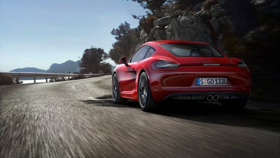 O Cayman vêm com o pacote Sport Chrono, que dá uma combinação mais esportiva para o modelo. | <a href="https://preprod.quatrorodas.abril.com.br/noticias/fabricantes/porsche-lanca-boxster-gts-cayman-gts-777156.shtml" rel="migration">Leia mais</a>