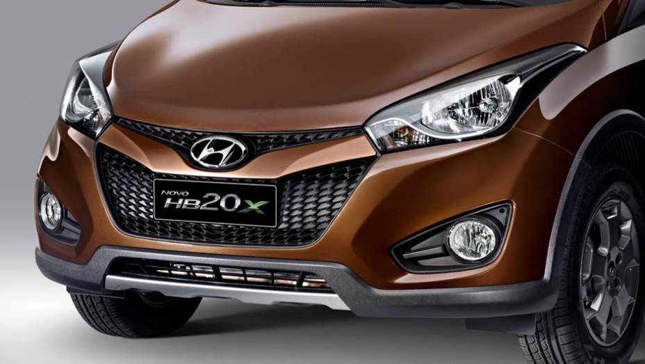 Olhando mais de perto &eacute; poss&iacute;vel ver o novo desenho da grade frontal | <a href="https://preprod.quatrorodas.abril.com.br/carros/lancamentos/hyundai-hb20x-731727.shtml" rel="migration">Leia mais</a>