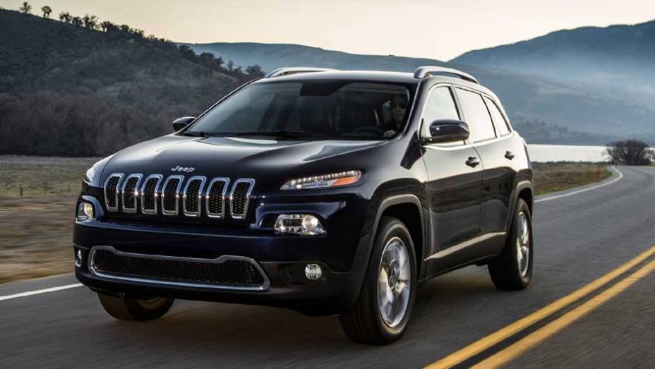 O estilo parece ter sido inspirado no Range Rover Evoque, com far&oacute;is afilados e tra&ccedil;os agressivos | <a href="%20https://preprod.quatrorodas.abril.com.br/saloes/new-york/2013/jeep-cherokee-737016.shtml" rel="migration">Leia mais</a>