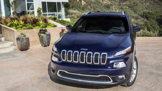 A apresentação oficial do Cherokee está marcada para o Salão de Nova York, em março | <a href="%20https://preprod.quatrorodas.abril.com.br/saloes/new-york/2013/jeep-cherokee-737016.shtml" rel="migration">Leia mais</a> A apresentação oficial do Cherokee está marcada para o Salão de Nova York, em março | <a href="%20https://preprod.quatrorodas.abril.com.br/saloes/new-york/2013/jeep-cherokee-737016.shtml" rel="migration">Leia mais</a>