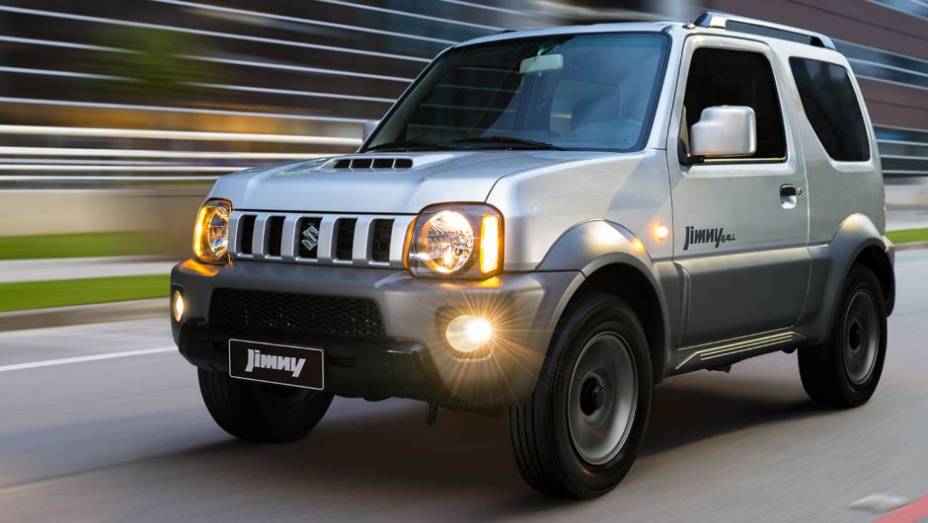 Lançado no Japão desde os anos 60, o Jimny é vendido até hoje por lá, e agora é fabricado no Brasil | <a href="%20https://preprod.quatrorodas.abril.com.br/carros/lancamentos/suzuki-jimny-734410.shtml" rel="migration">Leia mais</a>