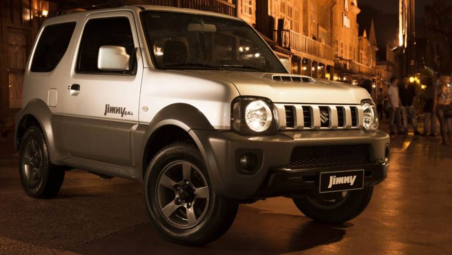 Apesar da aparência urbana, ele não faz feio quando precisa encarar atoleiros. Pelo contrário... | <a href="%20https://preprod.quatrorodas.abril.com.br/carros/lancamentos/suzuki-jimny-734410.shtml" rel="migration">Leia mais</a> Apesar da aparência urbana, ele não faz feio quando precisa encarar atoleiros. Pelo contrário... | <a href="%20https://preprod.quatrorodas.abril.com.br/carros/lancamentos/suzuki-jimny-734410.shtml" rel="migration">Leia mais</a>