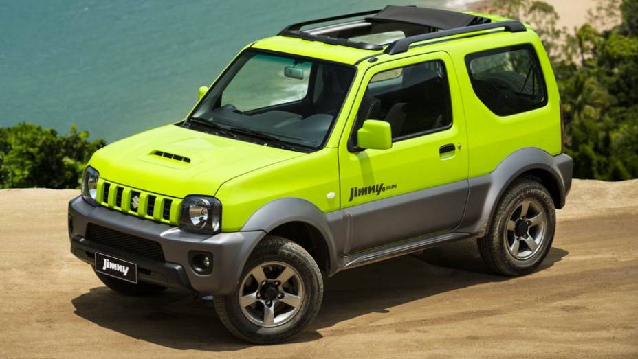 O Jimny tem tração nas quatro rodas e ótimos ângulos de entrada e saída, ideais para se dar bem nas trilhas | <a href="%20https://preprod.quatrorodas.abril.com.br/carros/lancamentos/suzuki-jimny-734410.shtml" rel="migration">Leia mais</a>