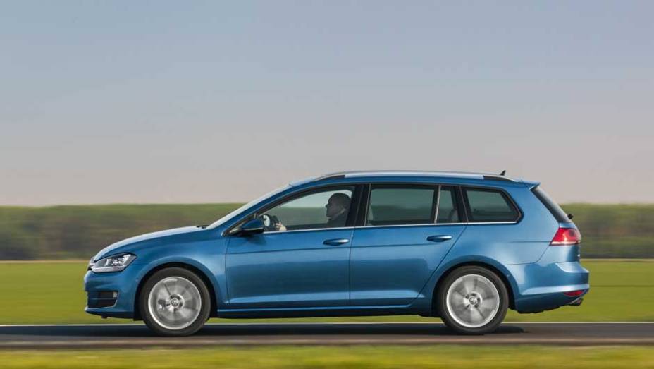 O carro &eacute; igual ao Golf at&eacute; as portas traseiras, mas &eacute; 30 cent&iacute;metros mais longo que o hatch, medindo 4,56 metros | <a href="https://preprod.quatrorodas.abril.com.br/noticias/fabricantes/vw-lanca-golf-variant-868081.shtml" rel="migration">Leia mais</a>