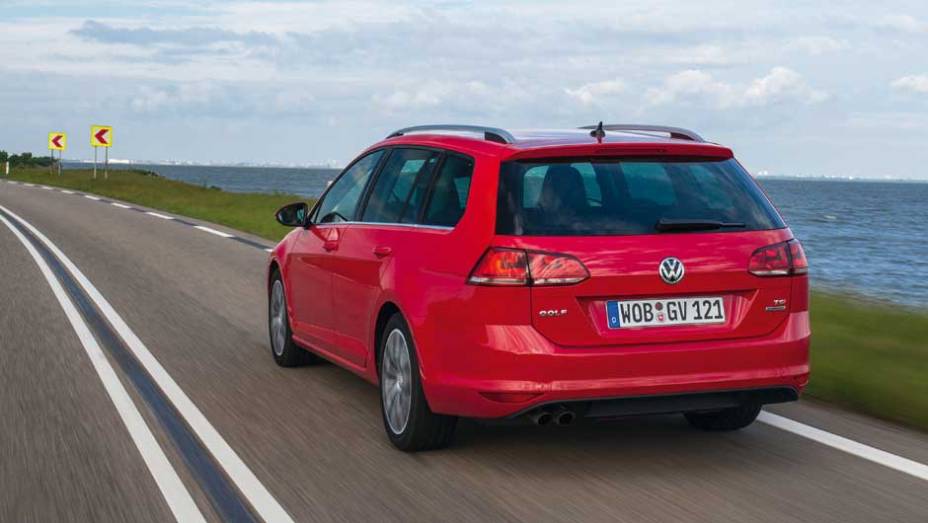 O motor da Golf Variant é o elogiado 1.4 TSI, que entrega 140 cv e chega aos 205 km/h | <a href="https://preprod.quatrorodas.abril.com.br/noticias/fabricantes/vw-lanca-golf-variant-868081.shtml" rel="migration">Leia mais</a>