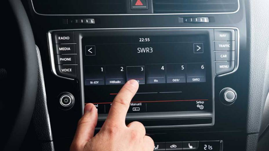 A central multimídia tem tela de 5,8 polegadas sensível ao toque e pode vir com GPS e câmera de ré | <a href="https://preprod.quatrorodas.abril.com.br/noticias/fabricantes/vw-lanca-golf-variant-868081.shtml" rel="migration">Leia mais</a>