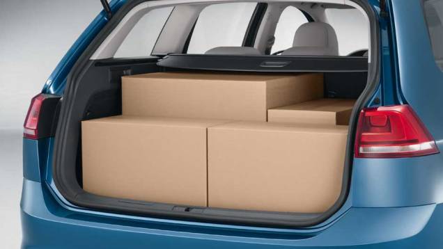 A perua tem capacidade do porta-malas de 605 litros, podendo subir para 1.620 litros com o banco traseiro rebatido | <a href="https://preprod.quatrorodas.abril.com.br/noticias/fabricantes/vw-lanca-golf-variant-868081.shtml" rel="migration">Leia mais</a> A perua tem capacidade do porta-malas de 605 litros, podendo subir para 1.620 litros com o banco traseiro rebatido | <a href="https://preprod.quatrorodas.abril.com.br/noticias/fabricantes/vw-lanca-golf-variant-868081.shtml" rel="migration">Leia mais</a>