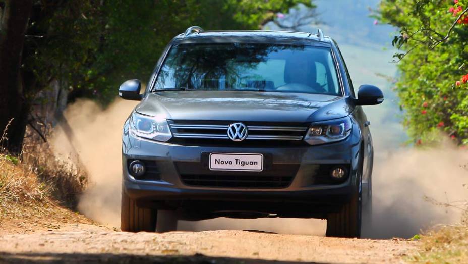 Os faróis, antes arredondados, ganharam contornos retos | <a href="https://preprod.quatrorodas.abril.com.br/carros/lancamentos/volkswagen-tiguan-640848.shtml" rel="migration">Leia mais</a>