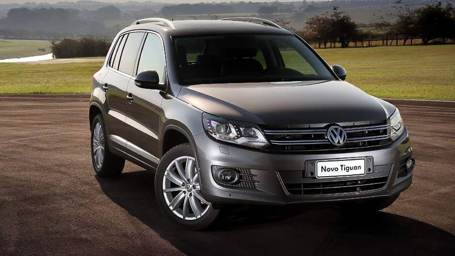 Grade frontal tem frisos duplos e agora une os dois faróis | <a href="https://preprod.quatrorodas.abril.com.br/carros/lancamentos/volkswagen-tiguan-640848.shtml" rel="migration">Leia mais</a>