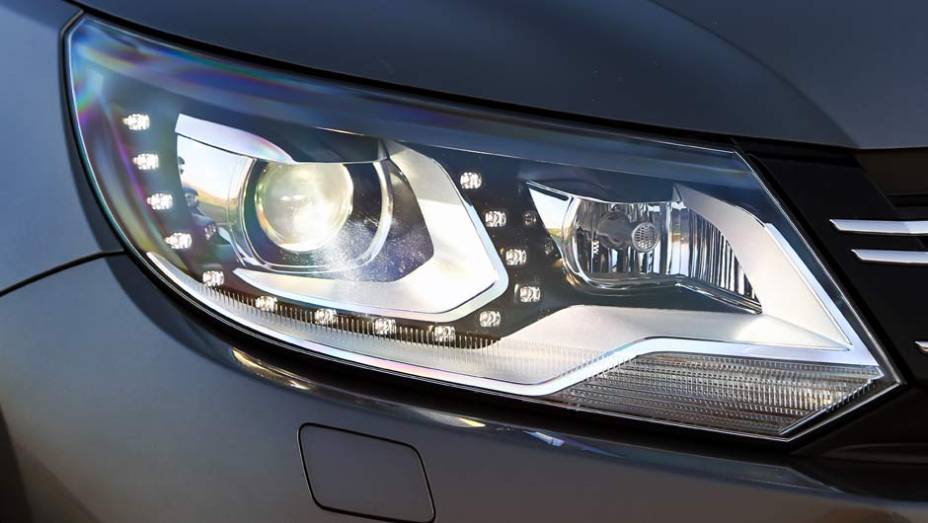 Sistema de iluminação diurna conta com 14 LEDs | <a href="https://preprod.quatrorodas.abril.com.br/carros/lancamentos/volkswagen-tiguan-640848.shtml" rel="migration">Leia mais</a>