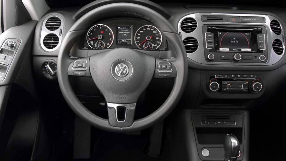 Painel de instrumentos ganhou tela colorida | <a href="https://preprod.quatrorodas.abril.com.br/carros/lancamentos/volkswagen-tiguan-640848.shtml" rel="migration">Leia mais</a>