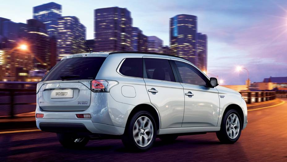 Por fora ele &eacute; praticamente igual a qualquer outra vers&atilde;o do Outlander | <a href="https://preprod.quatrorodas.abril.com.br/carros/lancamentos//mitsubishi-outlander-phev-801241.shtml" target="_blank" rel="migration">Leia mais</a>